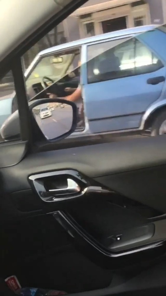 Bursa’da kapısı olmadan trafikte seyreden otomobil görenleri şaşkına çevirdi