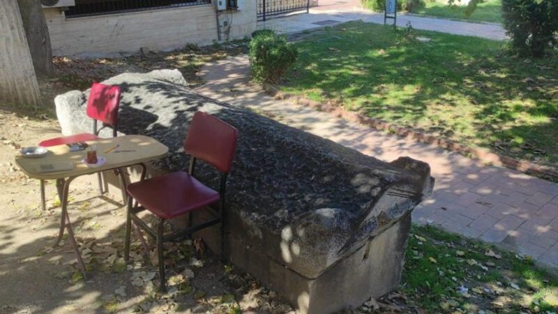 Bursa'nın İznik ilçesinde, taksi durağının önünde bulunan ve yanına masa