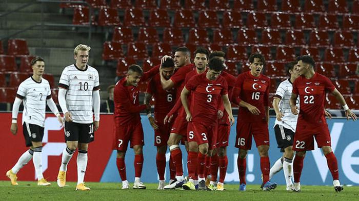 Almanlar çok kızgın! Hedefte Löw var… Almanlar çok kızgın! Hedefte Löw var…