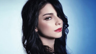 Göğüs dekolteli pozuyla olay yarattı