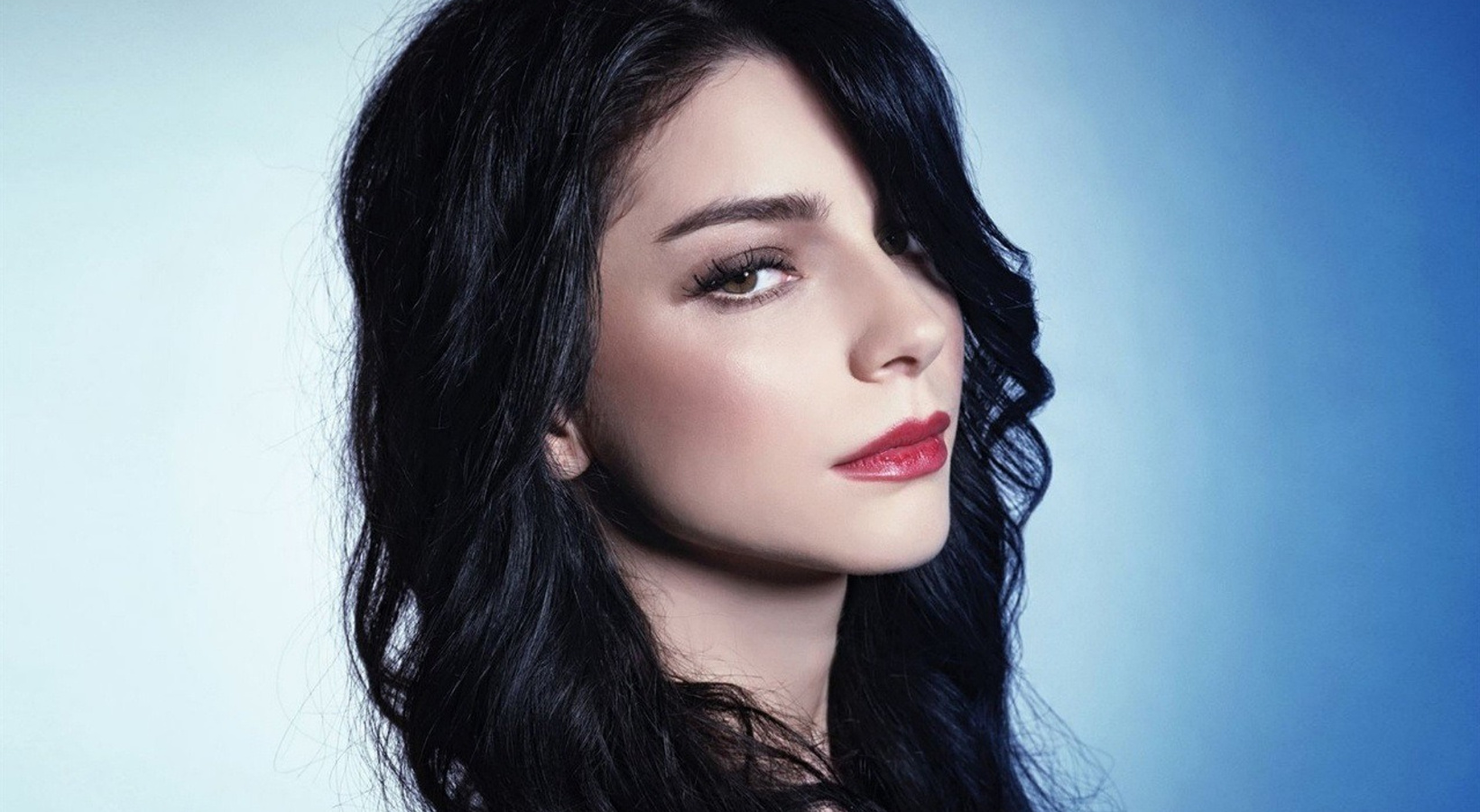 Göğüs dekolteli pozuyla olay yarattı