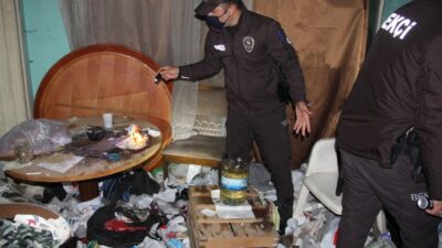 Yer: Bursa… Metruk çöp ev uyuşturucu yuvası oldu