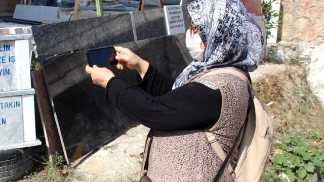 Mezar taşına yazılanı gören vatandaşlar ‘Ölmek istemiyorum’ diye dua ediyor