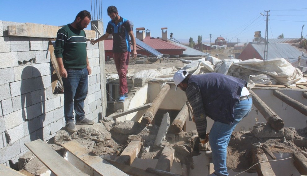 Yılanlar yüzünden evini yıktı