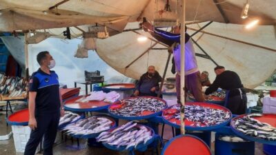 Osmangazi’de balıkçı tezgahlarına mavi ışık denetimi