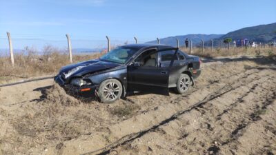 Bursa’da otomobil tarlaya uçtu