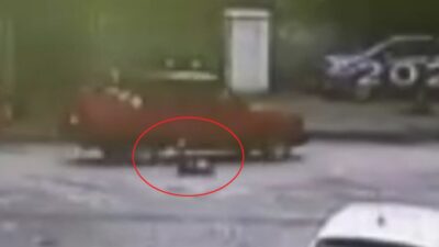 Bursa’da faciadan dönüldü! Otomobilin çocuğa çarpma anı kamerada