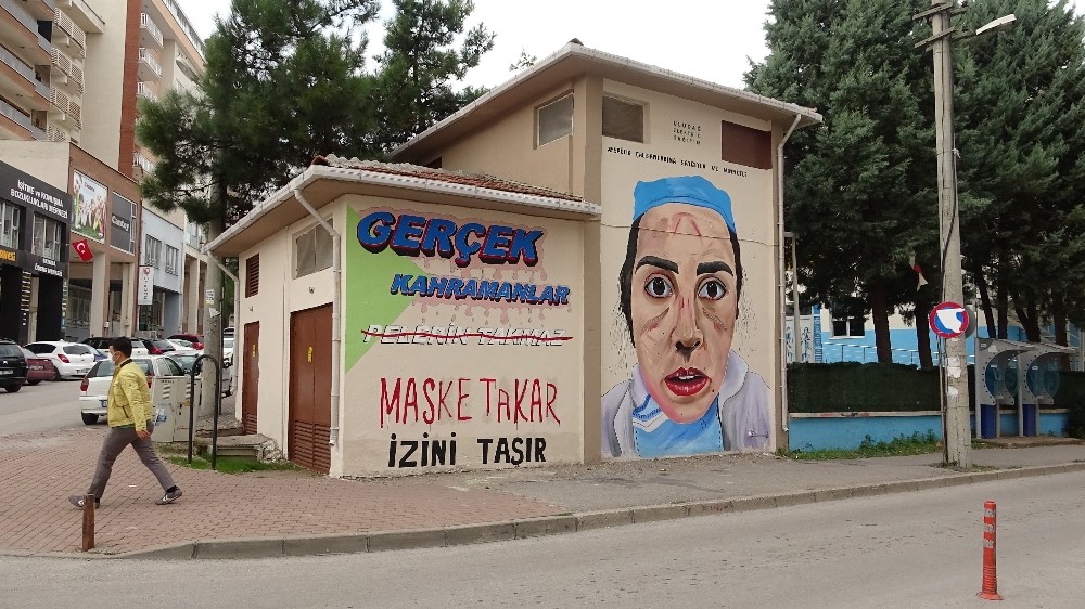 Sağlık çalışanlarının zorlu mücadelesi trafoya resmedildi