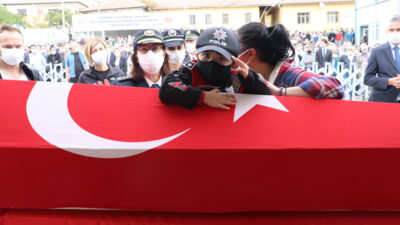 Şehit babasını, asker selamıyla uğurladı…