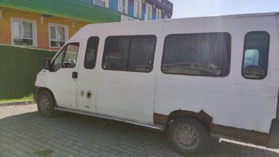 Bursa’da seyir halindeki minibüsten düşerek yaralandı