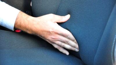 Sıfır otomobil aldı büyük şok yaşadı! Koltuğu silerken eli kanlar içinde kaldı