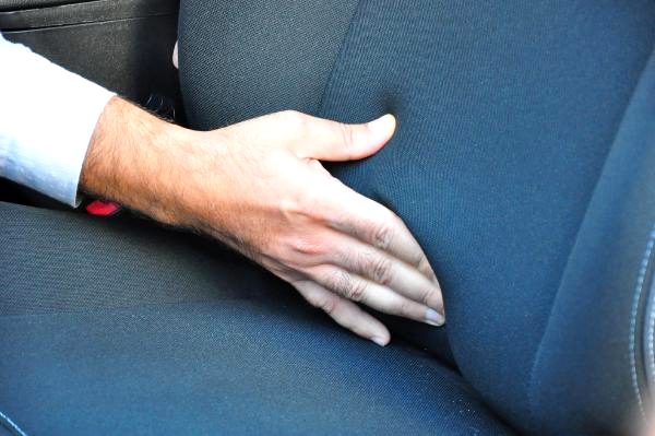 Sıfır otomobil aldı büyük şok yaşadı! Koltuğu silerken eli kanlar içinde kaldı