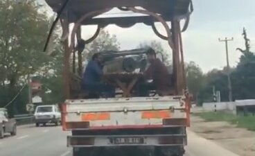 Şok eden görüntü…Seyir halindeki kamyonetin kasasında tavla keyfi