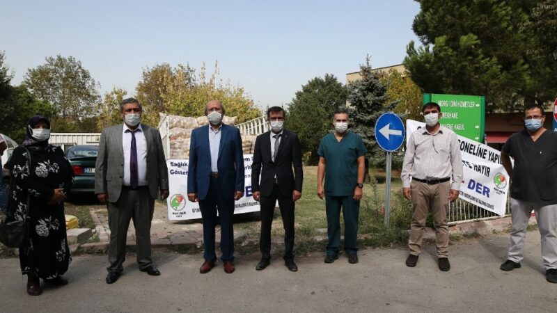 Tarladan topladıkları patatesleri sağlık çalışanlarına dağıttılar Bursa’da köylüler tarlalarından topladıkları patatesleri sağlıkçılara dağıttı.