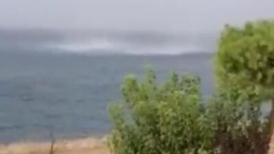 Hortum ağaçları devirdi, çatıları uçurdu