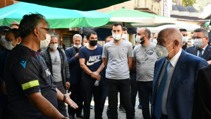 Semt pazarını gezerek vatandaşlarla selamlaşan TFF Başkanı Nihat Özdemir’e, bordo-mavili