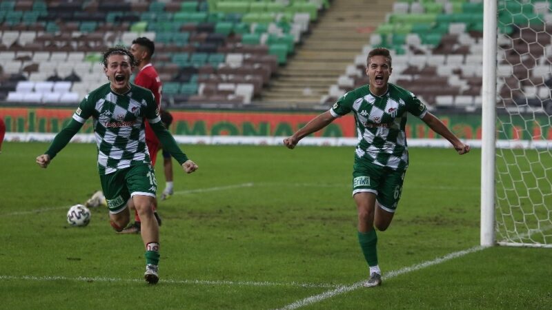 Timsah uzatmada güldü