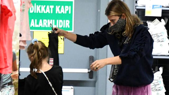 Tuba Ünsal’ın ekonomik alışverişi! Çocuklarına 10 TL’den tişört, 80 TL’den ayakkabı aldı