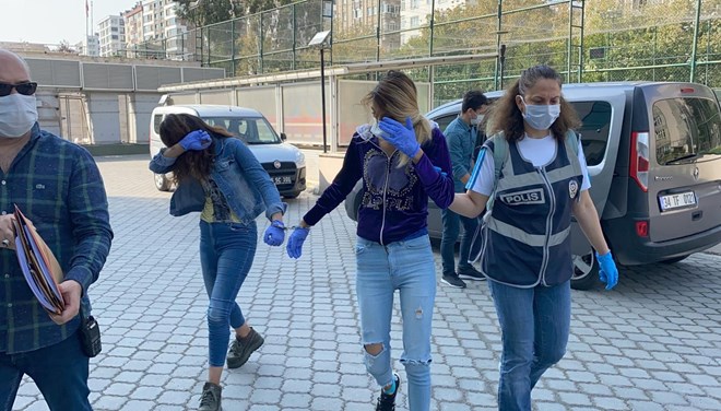 Çaldıkları altınları polis otosuna sakladılar