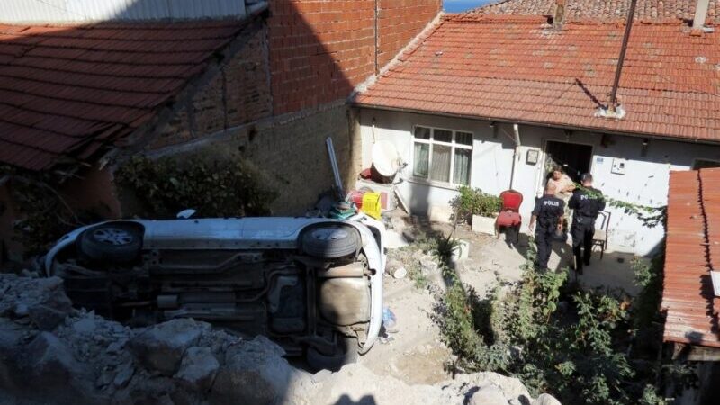 Bursa’da feci kaza! Virajı alamayınca evin bahçesine uçtu
