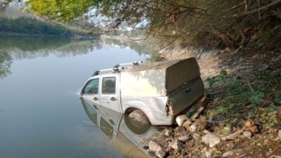 Bursa’da aracıyla dereye uçtu