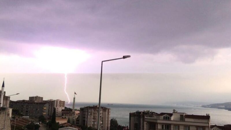 Bursa’nın Gemlik ilçesinde akşam saatlerinde etkili olan kuvvetli sağanak yağış