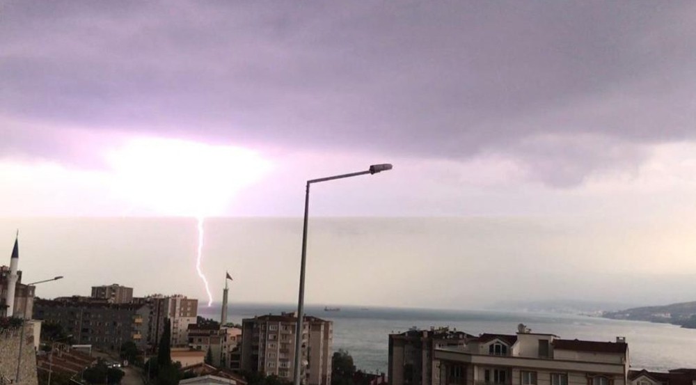 Bursa’da yıldırım düştü, ağaç parçalandı