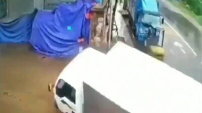 Bursa’da yağmur hayatı felç etti! ‘Yok böyle bir park ediş’