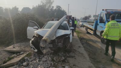 Bursa’da direğe çarpan otomobil sürücüsü kaçtı