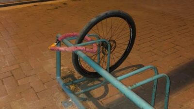 Yok artık…Kilidini kıramadıkları bisikletten geriye sadece tekerleği kaldı
