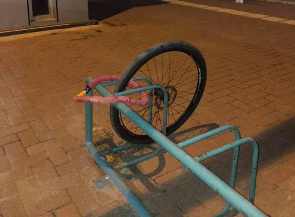 Yok artık…Kilidini kıramadıkları bisikletten geriye sadece tekerleği kaldı