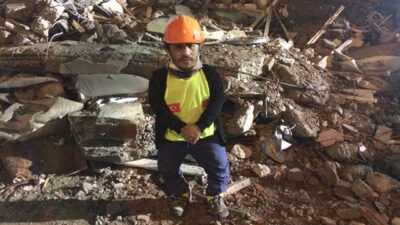 1 metre boyu ile 4 gündür enkazda hayat kurtarma mücadelesi veriyor