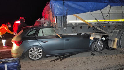 Otomobil TIR’ın altına girdi: Ölü ve yaralılar var…