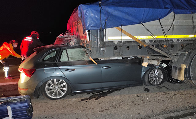 Otomobil TIR’ın altına girdi: Ölü ve yaralılar var…