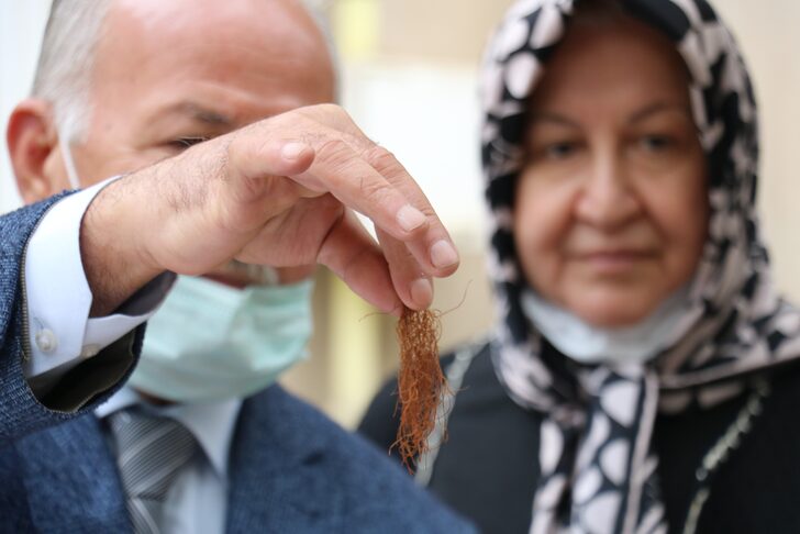 Muhtar eşini şoka uğrattı! 46 yıldır evlilik cüzdanında saklıyormuş