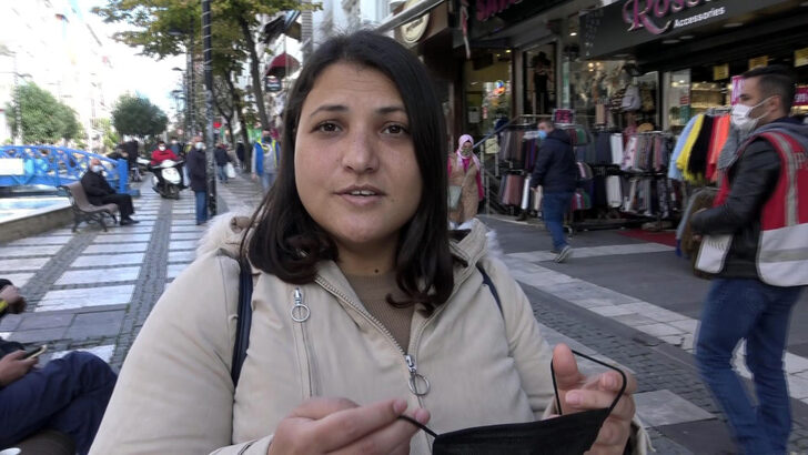 Polisin uyardığı maskesiz kadından şaşırtan cevap: Allah beni koruyor Polisin uyardığı maskesiz kadından şaşırtan cevap: Allah beni koruyor