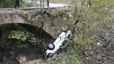 Köprüden dereye otomobil düştü: 4 yaralı