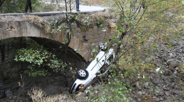 Köprüden dereye otomobil düştü: 4 yaralı