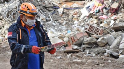 Doğanlar Apartmanı’nın enkazından çıkan eşyalar duygulandırdı