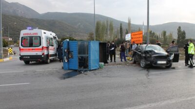 Otomobil ile pat pat çarpıştı: 10 yaralı