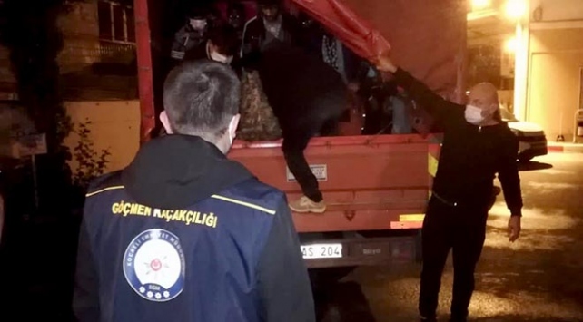 Kamyonetin kasasında yakalandılar