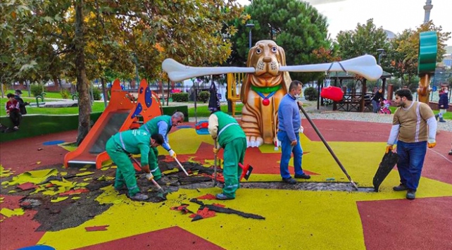 Parktaki sembollerle ilgili soruşturma: İki kişi görevden uzaklaştırıldı