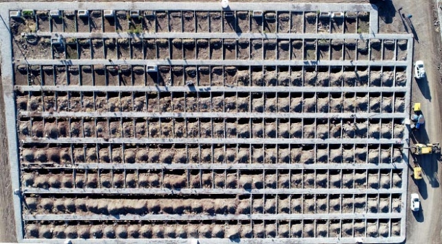 Kış gelmeden mezarlar kazılıyor