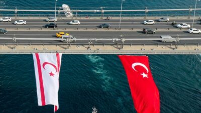 15 Temmuz Şehitler Köprüsü’ne Türkiye ve KKTC bayrakları asıldı