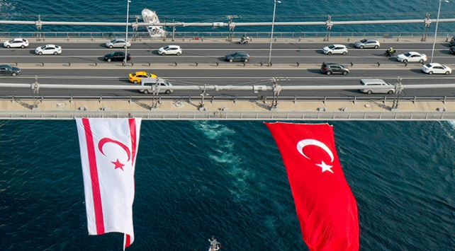 15 Temmuz Şehitler Köprüsü’ne Türkiye ve KKTC bayrakları asıldı