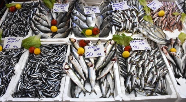 Kilosu 10 liraya düşen hamsiye yoğun ilgi