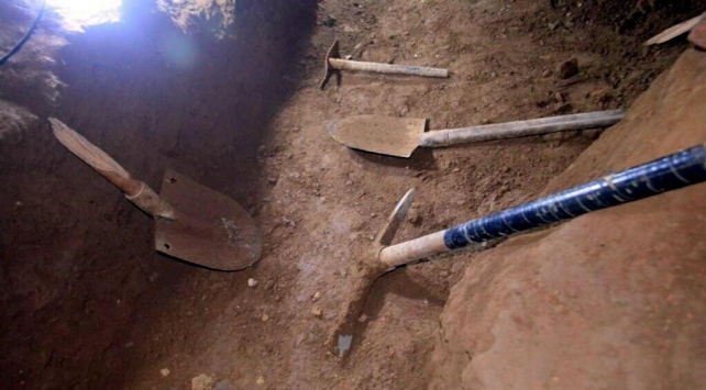 Evin bodrumunda kaçak kazı yapan 7 kişi yakalandı Evin bodrumunda kaçak kazı yapan 7 kişi yakalandı
