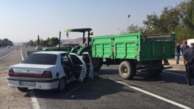 Traktör ile otomobil çarpıştı: 3 yaralı