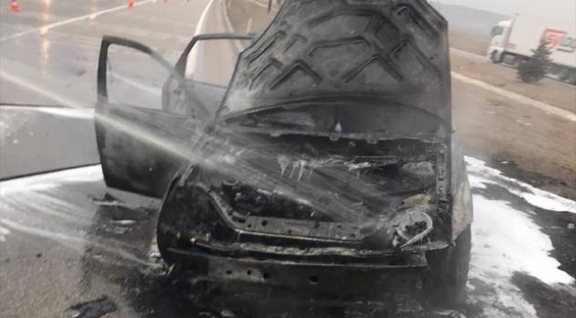 Seyir halindeyken yanan otomobil kullanılamaz hale geldi