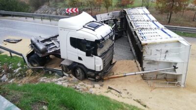 TIR devrildi, karayolu kapandı